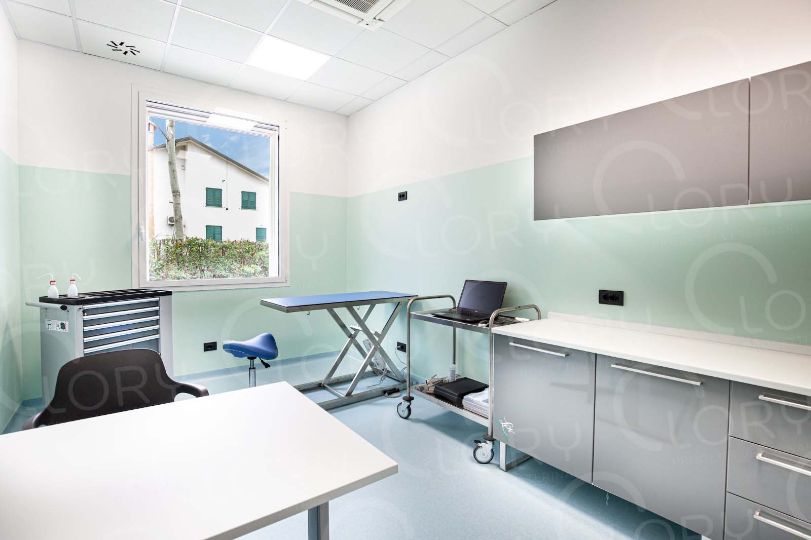 Tavolo elettrico da visita veterinario MEDICAL INOX OPERATORY su ruote con Trendelenburg manuale - immagine 3