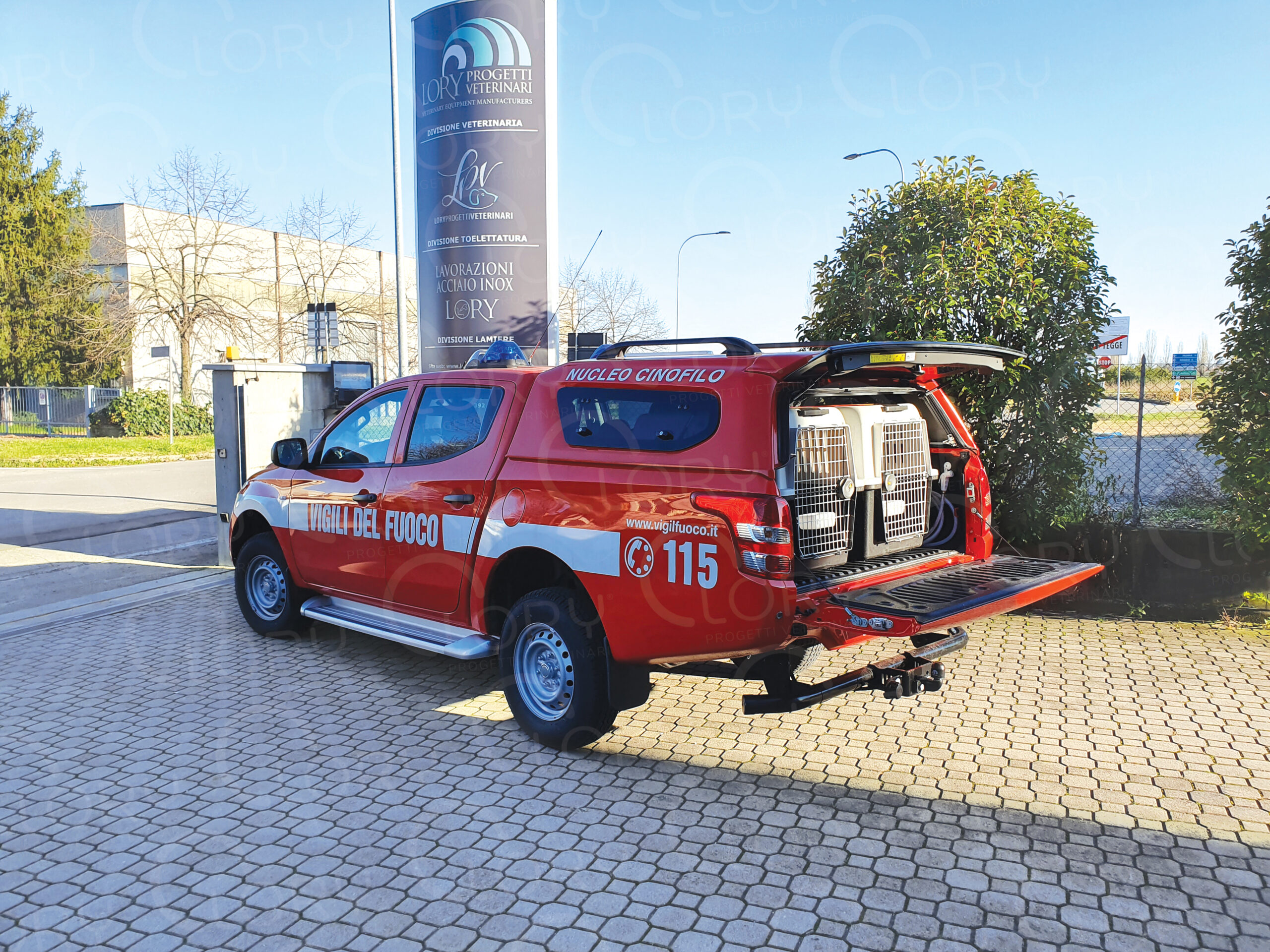 2-dog transport crate with removable divider and wheels with brakes - Image 2